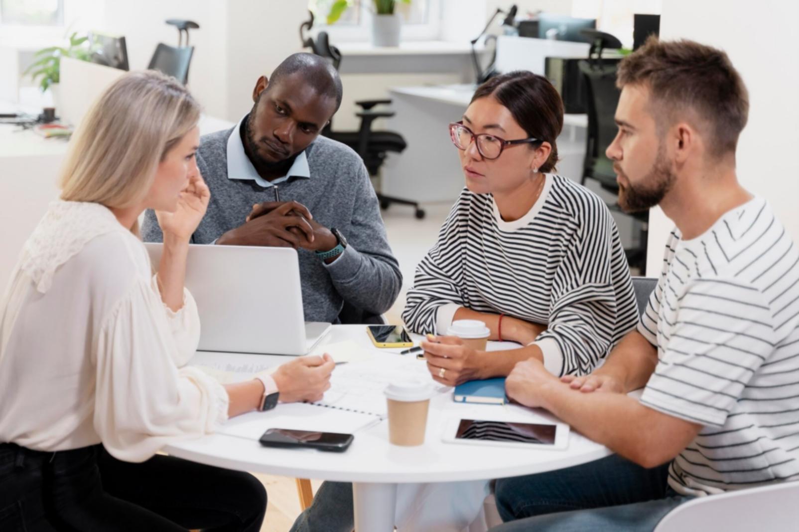 Equipo de zarnetivola trabajando en estrategias financieras